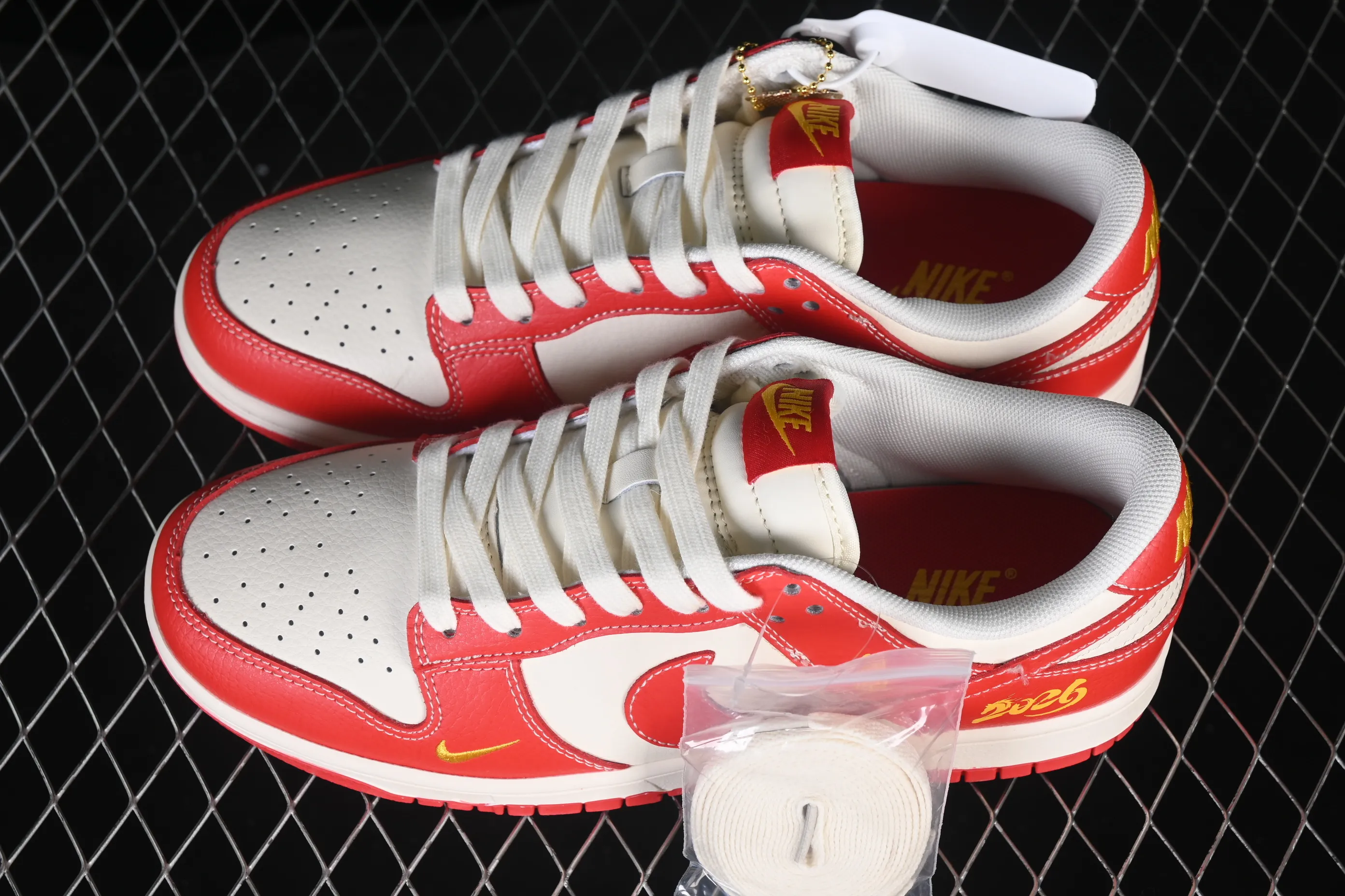 All categories Nk SB Dunk Series Nk SB Dunk Low High-end customized low-top sneakers Nike SB Dunk Low Red and white contrast high-end customized low-top casual sneakers QW5288-105